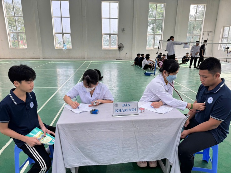 Bệnh viện đa khoa Mê Linh khám sức khỏe cho học sinh- Ảnh 1.