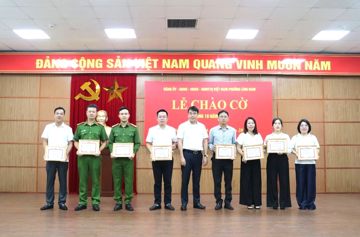 Phường Lĩnh Nam tổ chức lễ chào cờ đầu tuần tháng 10 năm 2025- Ảnh 1.