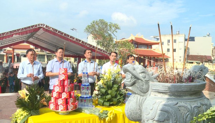 Lễ dâng hương tưởng niệm các anh hùng Liệt sĩ tại Nghĩa trang liệt sĩ Sen Chiểu- Ảnh 1.