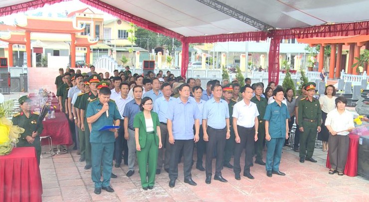 Lễ dâng hương tưởng niệm các anh hùng Liệt sĩ tại Nghĩa trang liệt sĩ Sen Chiểu- Ảnh 3.