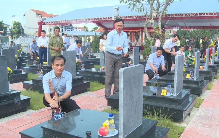 Lễ dâng hương tưởng niệm các anh hùng Liệt sĩ tại Nghĩa trang liệt sĩ Sen Chiểu- Ảnh 4.