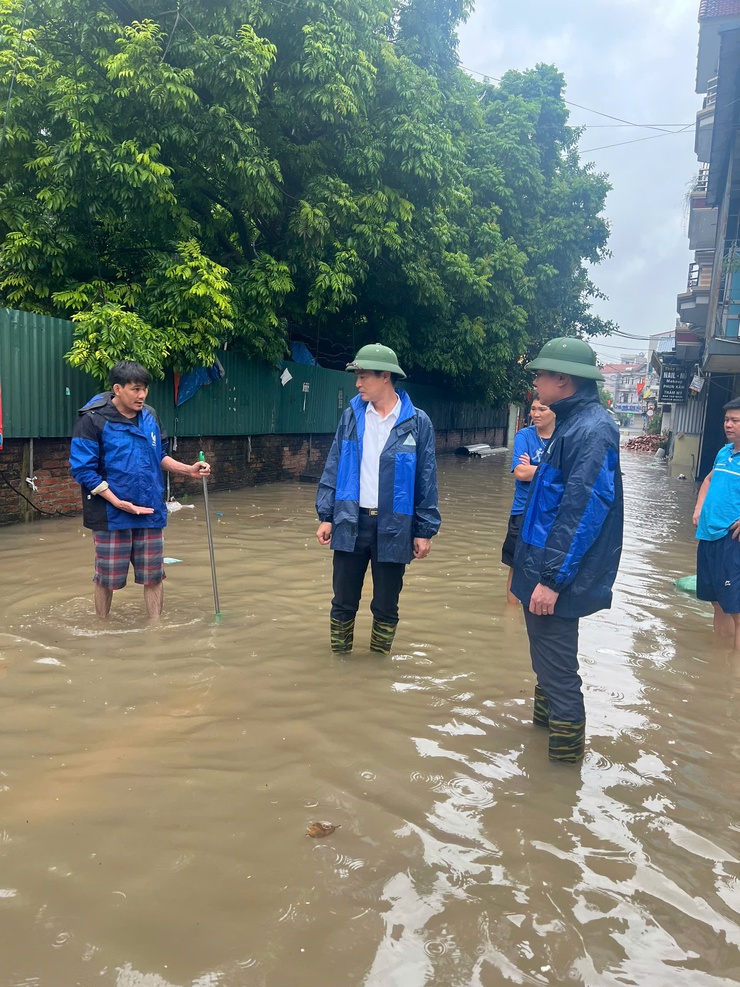 Chủ tịch UBND xã Thiên Lộc kiểm tra tình hình ngập lụt, chỉ đạo công tác tiêu úng sau bão số 11- Ảnh 2.