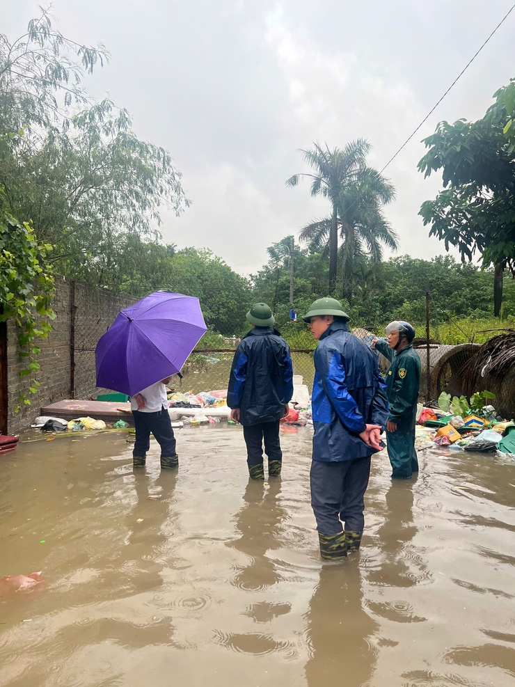 Chủ tịch UBND xã Thiên Lộc kiểm tra tình hình ngập lụt, chỉ đạo công tác tiêu úng sau bão số 11- Ảnh 3.