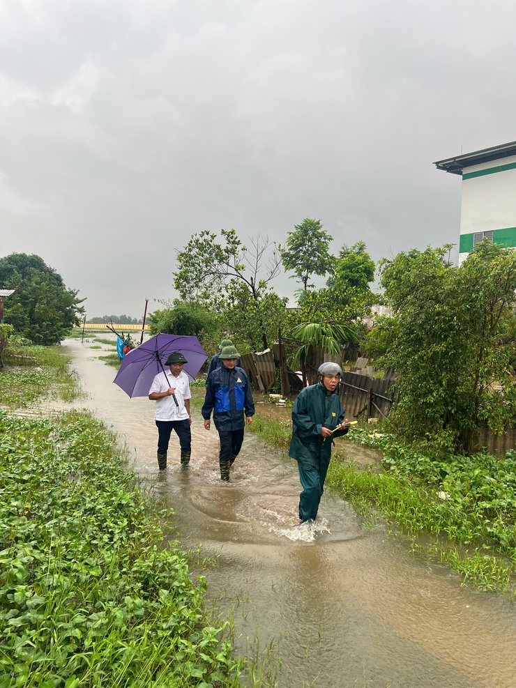 Chủ tịch UBND xã Thiên Lộc kiểm tra tình hình ngập lụt, chỉ đạo công tác tiêu úng sau bão số 11- Ảnh 4.