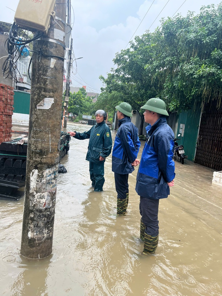 Chủ tịch UBND xã Thiên Lộc kiểm tra tình hình ngập lụt, chỉ đạo công tác tiêu úng sau bão số 11- Ảnh 5.