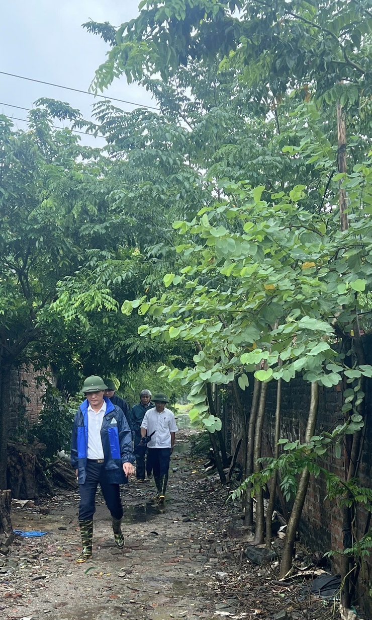 Chủ tịch UBND xã Thiên Lộc kiểm tra tình hình ngập lụt, chỉ đạo công tác tiêu úng sau bão số 11- Ảnh 1.