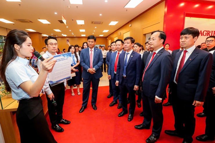 Người dân Thủ đô có thể thực hiện 8 nhóm thủ tục thiết yếu tại các phòng giao dịch của ngân hàng Agribank- Ảnh 5.