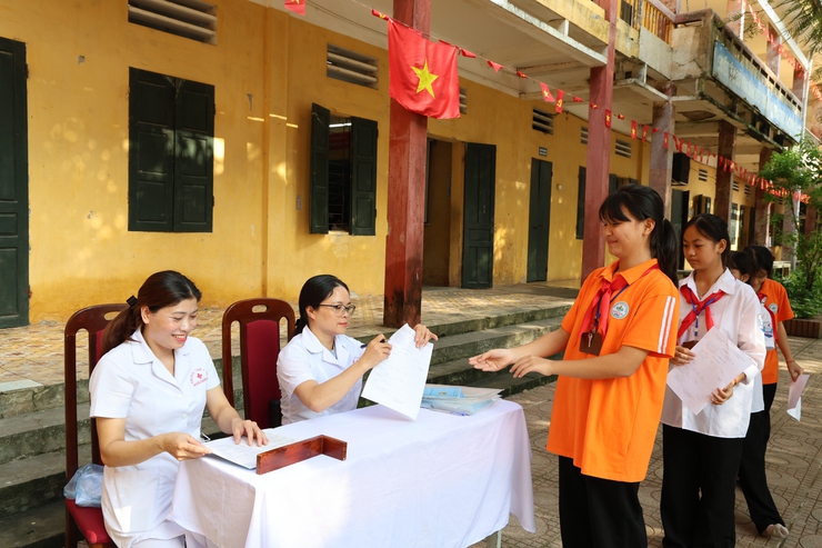 Trạm Y tế xã Phú Nghĩa tổ chức khám sức khỏe cho học sinh các trường học trên địa bàn xã- Ảnh 1.