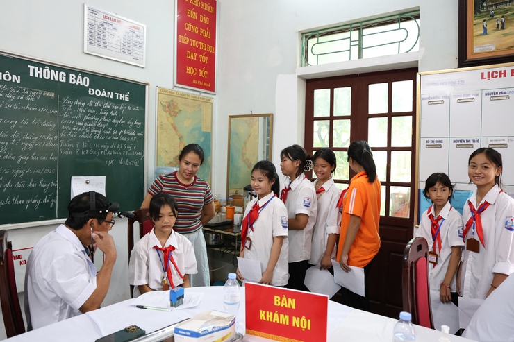 Trạm Y tế xã Phú Nghĩa tổ chức khám sức khỏe cho học sinh các trường học trên địa bàn xã- Ảnh 4.