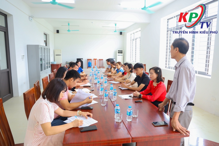 Trung tâm VHTT&TT xã Kiều Phú họp chuyên môn với các đơn vị trường học chuẩn bị các môn thi đấu giành cho lứa tuổi học sinh. - Ảnh 1.