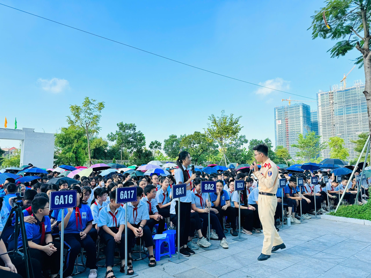 Trường THCS Linh Đàm long trọng tổ chức chương trình tuyên truyền và phổ biến giáo dục pháp luật, cam kết về trật tự an toàn giao thông- Ảnh 1.