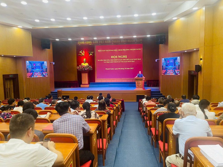 UBND phường Thanh Xuân phối hợp với Hội Luật gia thành phố Hà Nội tổ chức hội nghị tuyên truyền Luật Thủ đô, Luật Đất đai và trợ giúp pháp lý về Luật Đất đai.- Ảnh 1.