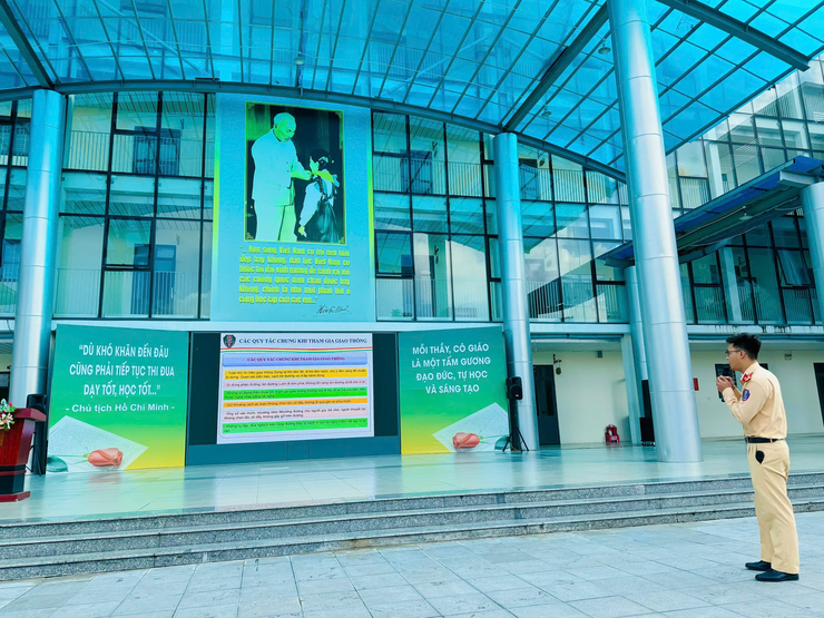 Trường THCS Linh Đàm long trọng tổ chức chương trình tuyên truyền và phổ biến giáo dục pháp luật, cam kết về trật tự an toàn giao thông- Ảnh 2.