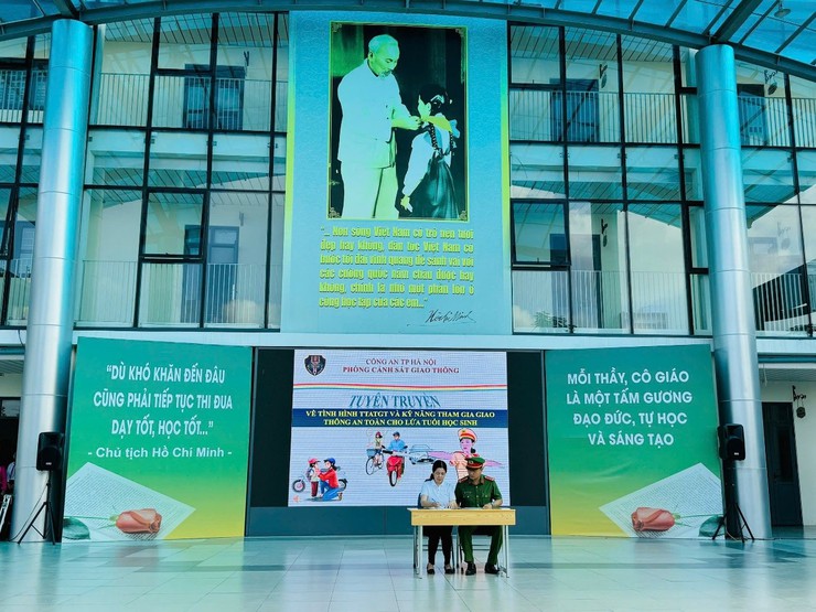 Trường THCS Linh Đàm long trọng tổ chức chương trình tuyên truyền và phổ biến giáo dục pháp luật, cam kết về trật tự an toàn giao thông- Ảnh 3.