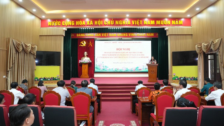 Đảng uỷ - HĐND – UBND – UB MTTQ xã trao Quyết định nghỉ chế độ theo Nghị định 178 của Chính phủ - Ảnh 1.