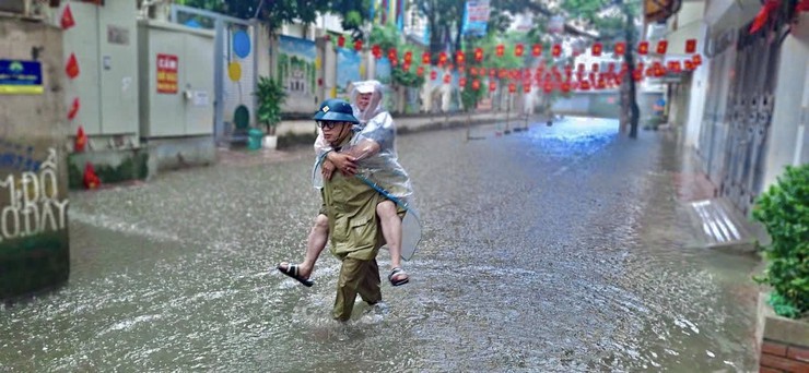 PHƯỜNG BA ĐÌNH CHỦ ĐỘNG HỖ TRỢ NHÂN DÂN KHẮC PHỤC HẬU QUẢ SAU BÃO SỐ 11 (MATMO)- Ảnh 1.