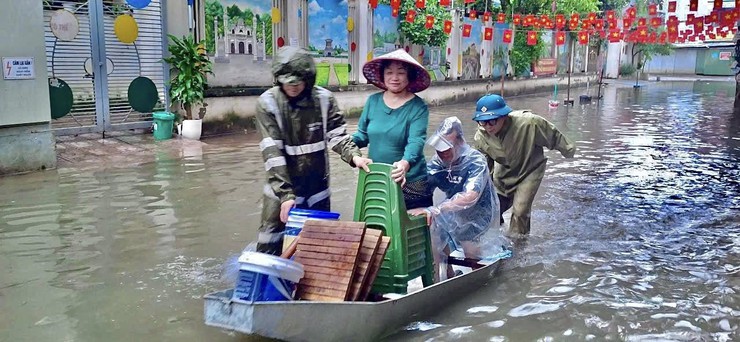 PHƯỜNG BA ĐÌNH CHỦ ĐỘNG HỖ TRỢ NHÂN DÂN KHẮC PHỤC HẬU QUẢ SAU BÃO SỐ 11 (MATMO)- Ảnh 2.