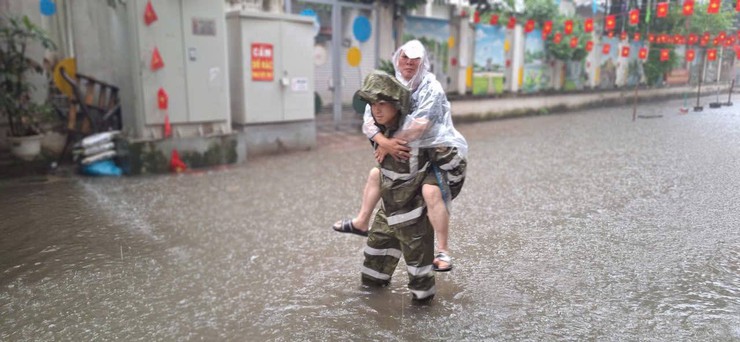 PHƯỜNG BA ĐÌNH CHỦ ĐỘNG HỖ TRỢ NHÂN DÂN KHẮC PHỤC HẬU QUẢ SAU BÃO SỐ 11 (MATMO)- Ảnh 3.