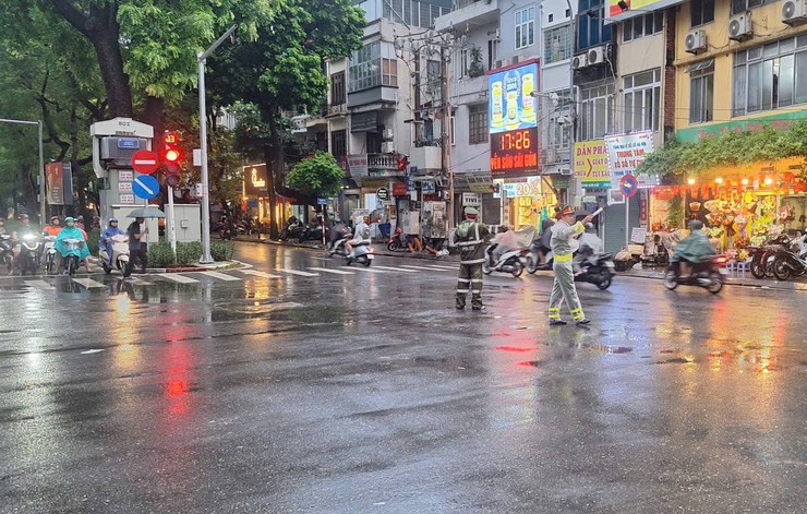 PHƯỜNG BA ĐÌNH CHỦ ĐỘNG HỖ TRỢ NHÂN DÂN KHẮC PHỤC HẬU QUẢ SAU BÃO SỐ 11 (MATMO)- Ảnh 5.