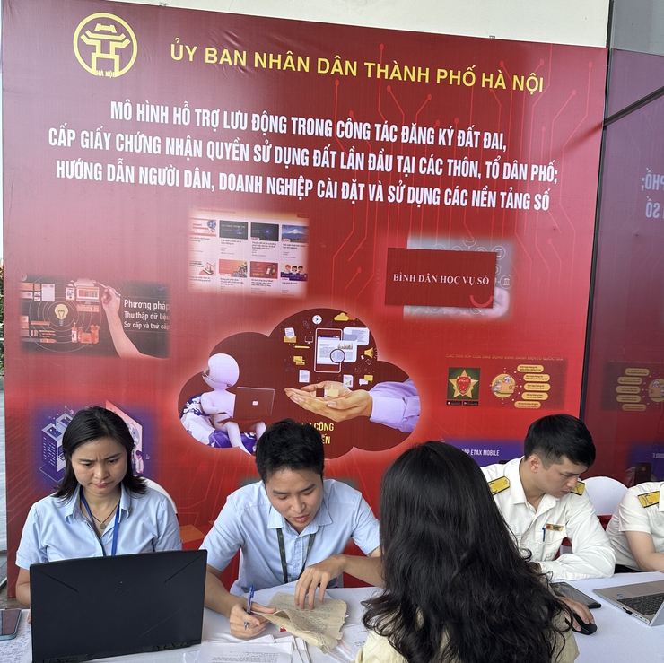 Trung tâm Phục vụ hành chính công Hà Nội triển khai mô hình “Dịch vụ công lưu động” trong lĩnh vực đất đai tại Lễ phát động Học tập số toàn dân- Ảnh 1.