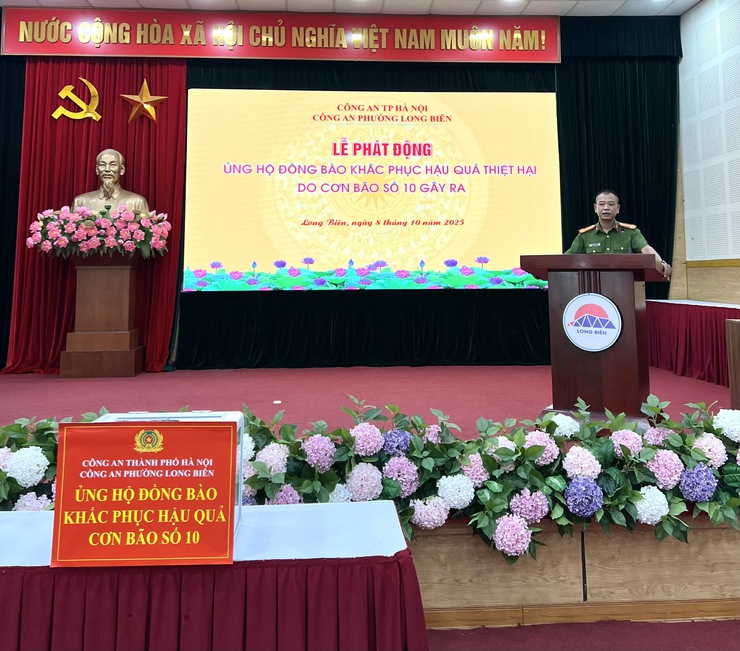 Công an phường Long Biên phát động ủng hộ đồng bào miền Trung khắc phục hậu quả bão số 10- Ảnh 2.