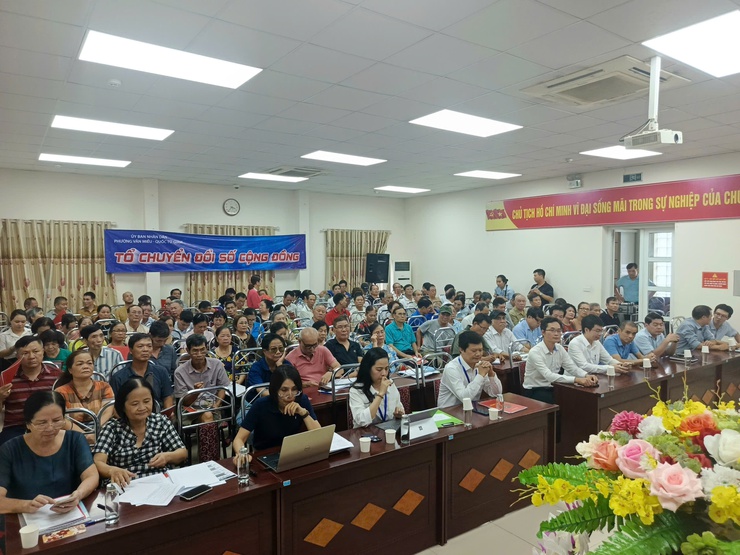 Ra quân chiến dịch “45 ngày đêm hỗ trợ hoạt động chuyển đổi số” và triển khai “Điểm Bình dân học vụ số tại cộng đồng”- Ảnh 1.