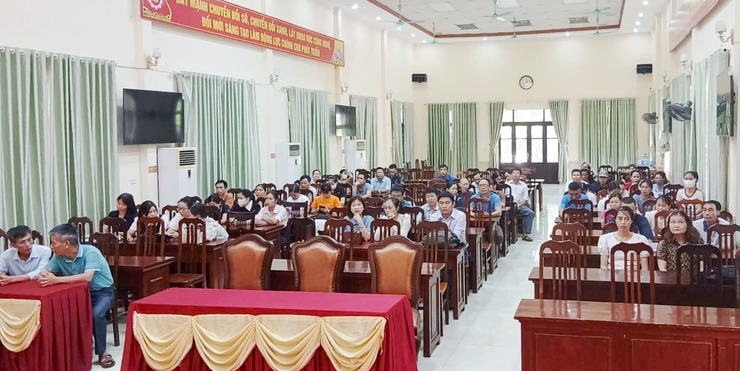 Xã Phú Cát phát động phong trào "Bình dân học vụ số" hưởng ứng Ngày Chuyển đổi số quốc gia 10/10 năm 2025- Ảnh 1.