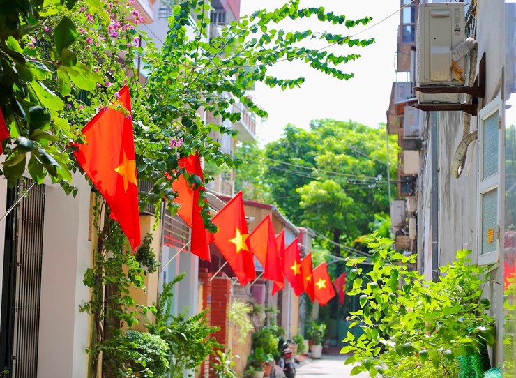 Thông báo về việc treo cờ Tổ quốc nhân dịp Kỷ niệm 71 năm Ngày giải phóng Thủ đô (10/10/1954-10/10/2025) và chào mừng chào mừng Đại hội Đảng bộ thành phố Hà Nội lần thứ XVIII- Ảnh 1.