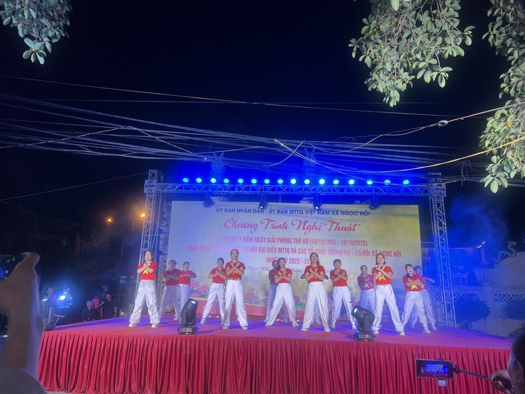 Xã Ngọc Hồi tưng bừng tổ chức chương trình nghệ thuật   kỷ niệm 71 năm Ngày Giải phóng Thủ đô(10/10/1954 – 10/10/2025) Chào mừng thành công Đại hội đại biểu MTTQ Việt Nam và các tổ chức chính trị - xã hội xã Ngọc Hồi nhiệm kỳ 2025-2030.- Ảnh 10.