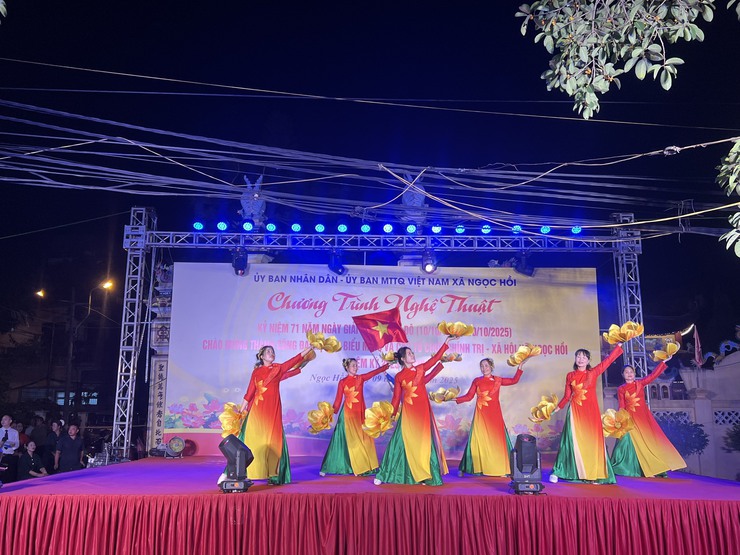 Xã Ngọc Hồi tưng bừng tổ chức chương trình nghệ thuật   kỷ niệm 71 năm Ngày Giải phóng Thủ đô(10/10/1954 – 10/10/2025) Chào mừng thành công Đại hội đại biểu MTTQ Việt Nam và các tổ chức chính trị - xã hội xã Ngọc Hồi nhiệm kỳ 2025-2030.- Ảnh 5.