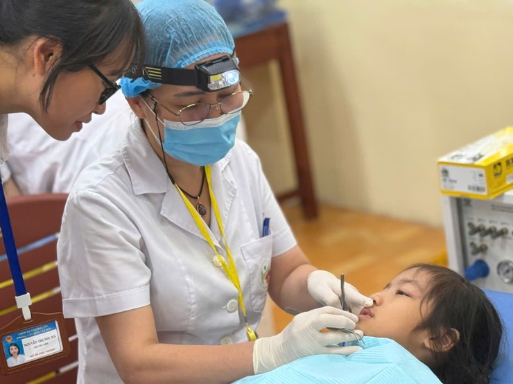 Khám, dự phòng các bệnh về răng miệng cho gần 1.000 học sinh trường Tiểu học Nguyễn Du- Ảnh 1.