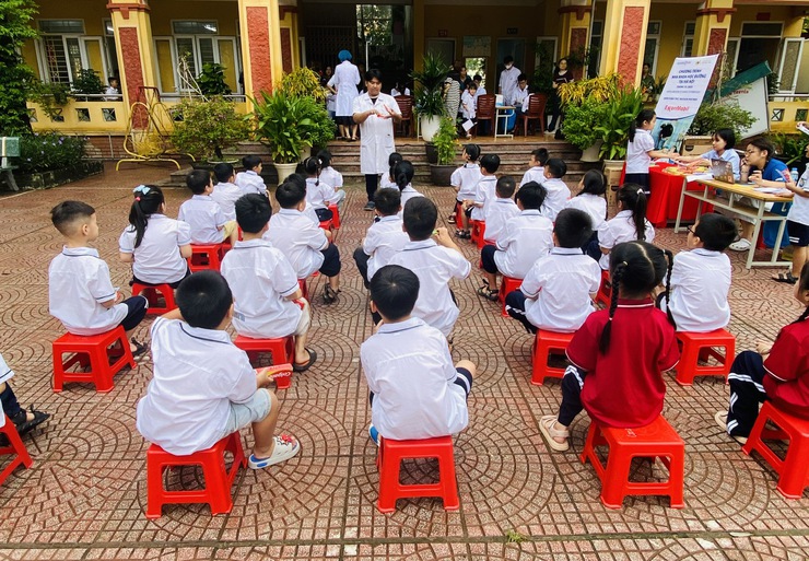 Ngày hội chăm sóc sức khỏe răng miệng cho học sinh Trường Tiểu học Nguyễn Du- Ảnh 1.