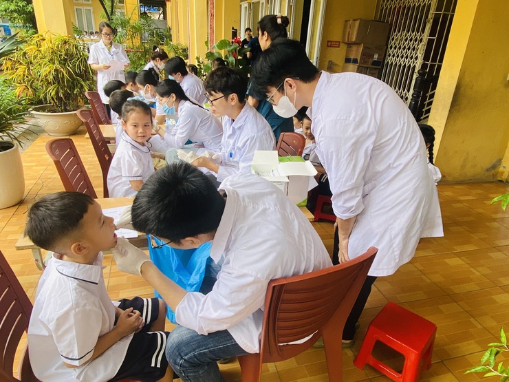 Ngày hội chăm sóc sức khỏe răng miệng cho học sinh Trường Tiểu học Nguyễn Du- Ảnh 3.