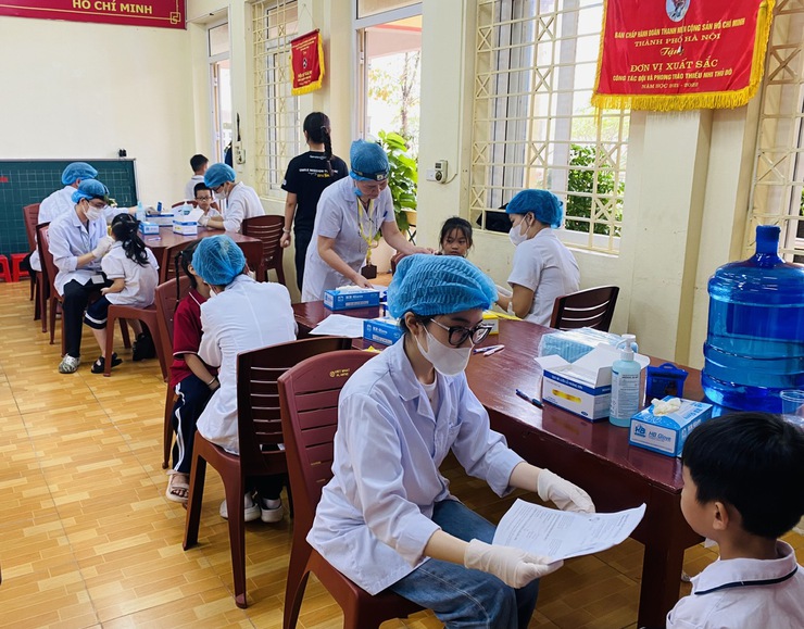 Ngày hội chăm sóc sức khỏe răng miệng cho học sinh Trường Tiểu học Nguyễn Du- Ảnh 2.