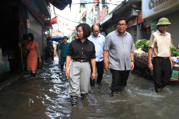 Lãnh đạo Ủy ban MTTQ Việt Nam thành phố Hà Nội thăm, tặng quà động viên người dân ảnh bị hưởng do mưa bão tại phường Từ Liêm- Ảnh 1.