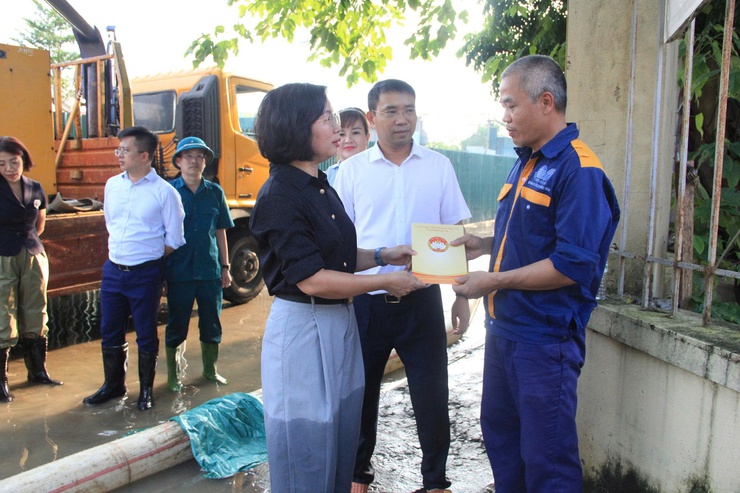 Lãnh đạo Ủy ban MTTQ Việt Nam thành phố Hà Nội thăm, tặng quà động viên người dân ảnh bị hưởng do mưa bão tại phường Từ Liêm- Ảnh 2.