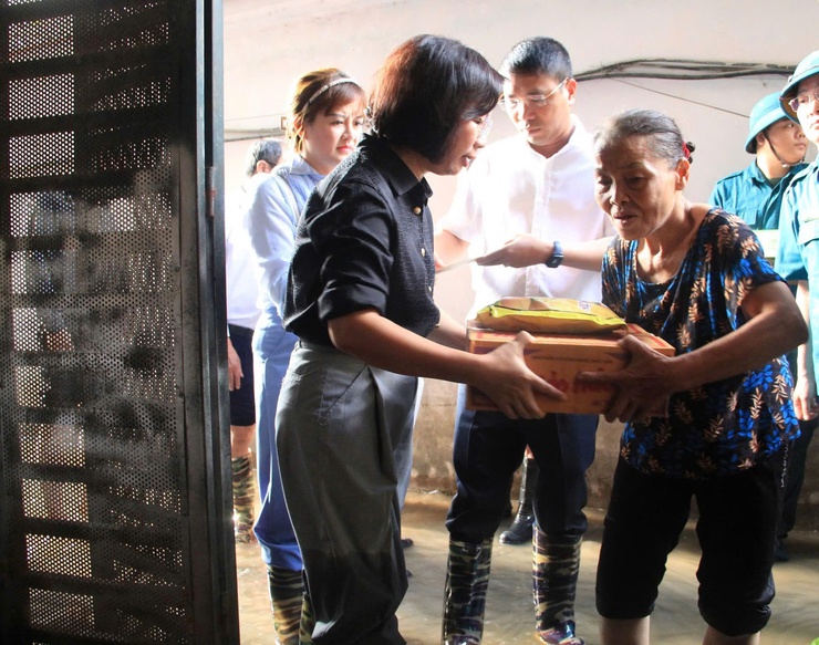 Lãnh đạo Ủy ban MTTQ Việt Nam thành phố Hà Nội thăm, tặng quà động viên người dân ảnh bị hưởng do mưa bão tại phường Từ Liêm- Ảnh 3.