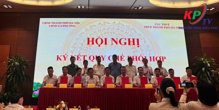 UBND các xã, phường trên địa bàn Thành phố ký kết quy chế phối hợp với Chi cục Thuế Hà Nội- Ảnh 1.