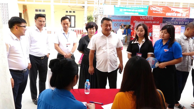 Lễ phát động ngày hội toàn dân học tập số và ngày chuyển đổi số quốc gia năm 2025; kỷ niệm 71 năm ngày giải phóng thủ đô( 10/10/1954-10/10/2025)- Ảnh 8.