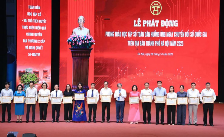Trung tâm Phục vụ hành chính công Hà Nội triển khai mô hình “Dịch vụ công lưu động” trong lĩnh vực đất đai tại Lễ phát động Học tập số toàn dân- Ảnh 3.