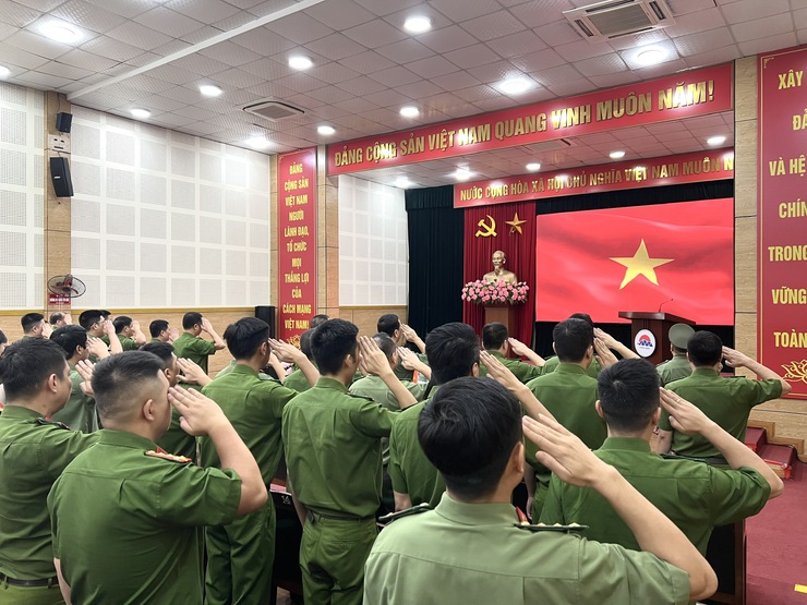 Công an phường Long Biên phát động ủng hộ đồng bào miền Trung khắc phục hậu quả bão số 10- Ảnh 1.