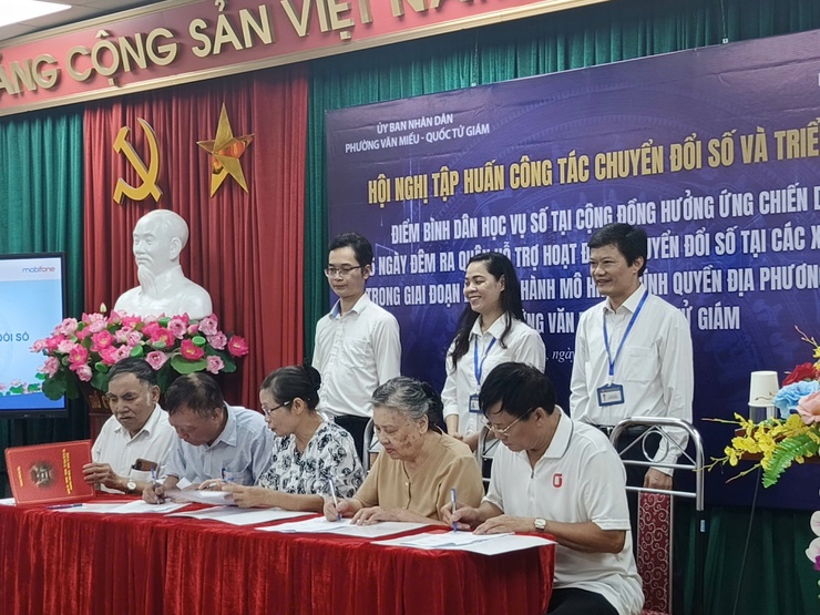Ra quân chiến dịch “45 ngày đêm hỗ trợ hoạt động chuyển đổi số” và triển khai “Điểm Bình dân học vụ số tại cộng đồng”- Ảnh 4.