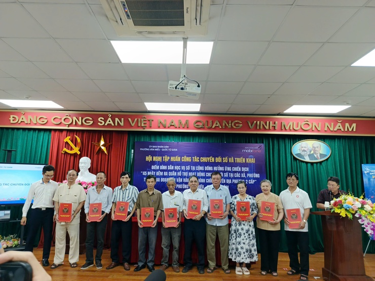 Ra quân chiến dịch “45 ngày đêm hỗ trợ hoạt động chuyển đổi số” và triển khai “Điểm Bình dân học vụ số tại cộng đồng”- Ảnh 5.
