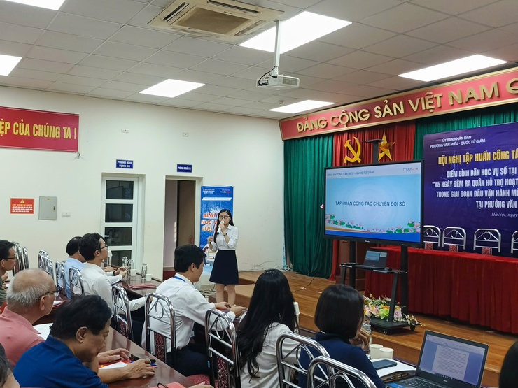 Ra quân chiến dịch “45 ngày đêm hỗ trợ hoạt động chuyển đổi số” và triển khai “Điểm Bình dân học vụ số tại cộng đồng”- Ảnh 6.