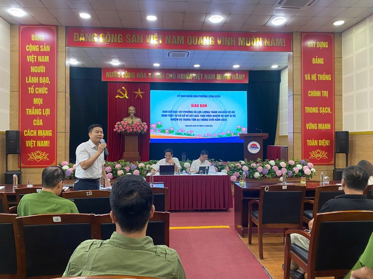 UBND phường Long Biên tổ chức Hội nghị Giao ban BCĐ 197 phường và lực lượng tham gia bảo vệ an ninh trật tự cơ sở về kết quả thực hiện các nhiệm vụ trong quý III/2025 và triển khai nhiệm vụ trọng tâm 03 tháng cuối năm 2025- Ảnh 5.