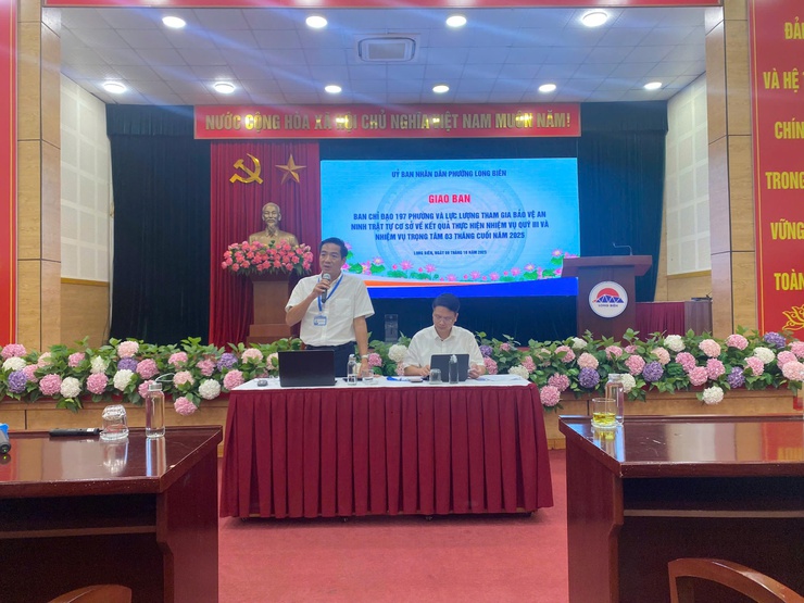 UBND phường Long Biên tổ chức Hội nghị Giao ban BCĐ 197 phường và lực lượng tham gia bảo vệ an ninh trật tự cơ sở về kết quả thực hiện các nhiệm vụ trong quý III/2025 và triển khai nhiệm vụ trọng tâm 03 tháng cuối năm 2025- Ảnh 2.