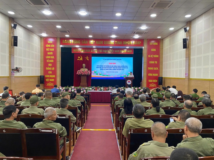 UBND phường Long Biên tổ chức Hội nghị Giao ban BCĐ 197 phường và lực lượng tham gia bảo vệ an ninh trật tự cơ sở về kết quả thực hiện các nhiệm vụ trong quý III/2025 và triển khai nhiệm vụ trọng tâm 03 tháng cuối năm 2025- Ảnh 1.