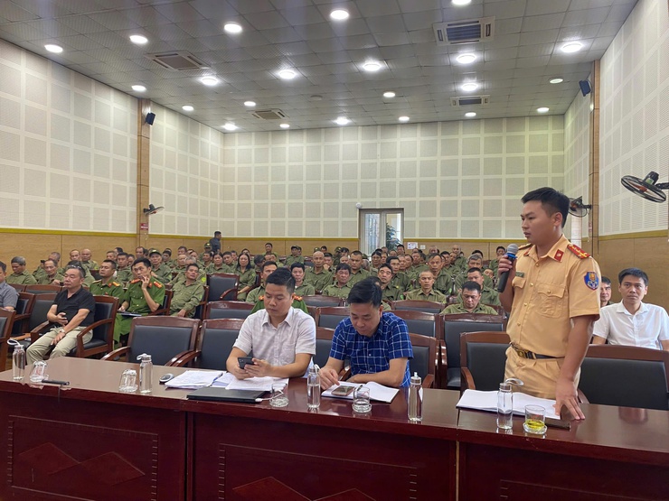 UBND phường Long Biên tổ chức Hội nghị Giao ban BCĐ 197 phường và lực lượng tham gia bảo vệ an ninh trật tự cơ sở về kết quả thực hiện các nhiệm vụ trong quý III/2025 và triển khai nhiệm vụ trọng tâm 03 tháng cuối năm 2025- Ảnh 4.