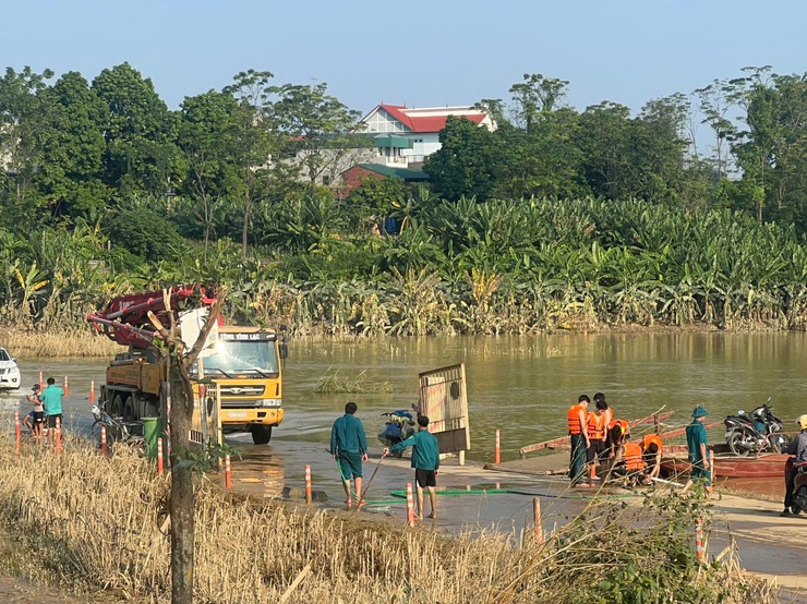 Lực lượng quân sự xã Minh Châu ra quân vệ sinh môi trường, làm đẹp tuyến ngầm tràn chuẩn bị cho Lễ khai trương tuyến xe Bus- Ảnh 1.