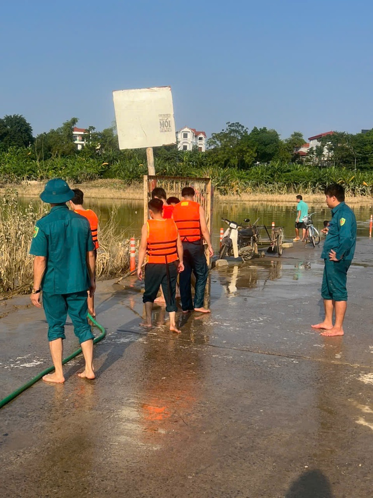 Lực lượng quân sự xã Minh Châu ra quân vệ sinh môi trường, làm đẹp tuyến ngầm tràn chuẩn bị cho Lễ khai trương tuyến xe Bus- Ảnh 3.